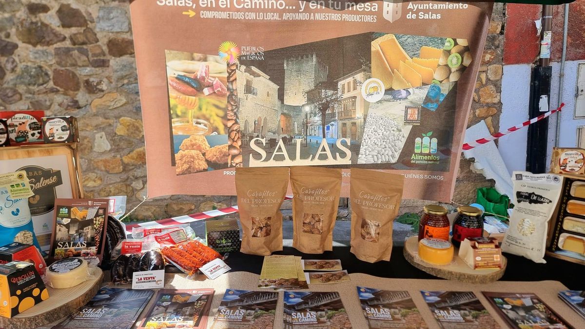 El stand de promoción del producto local en la Feria del Queso, en Salas.