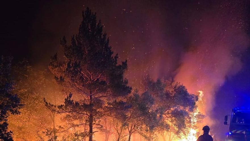 El incendio de Riglos calcina 17.000 hectáreas y avanza descontrolado hacia Jaca
