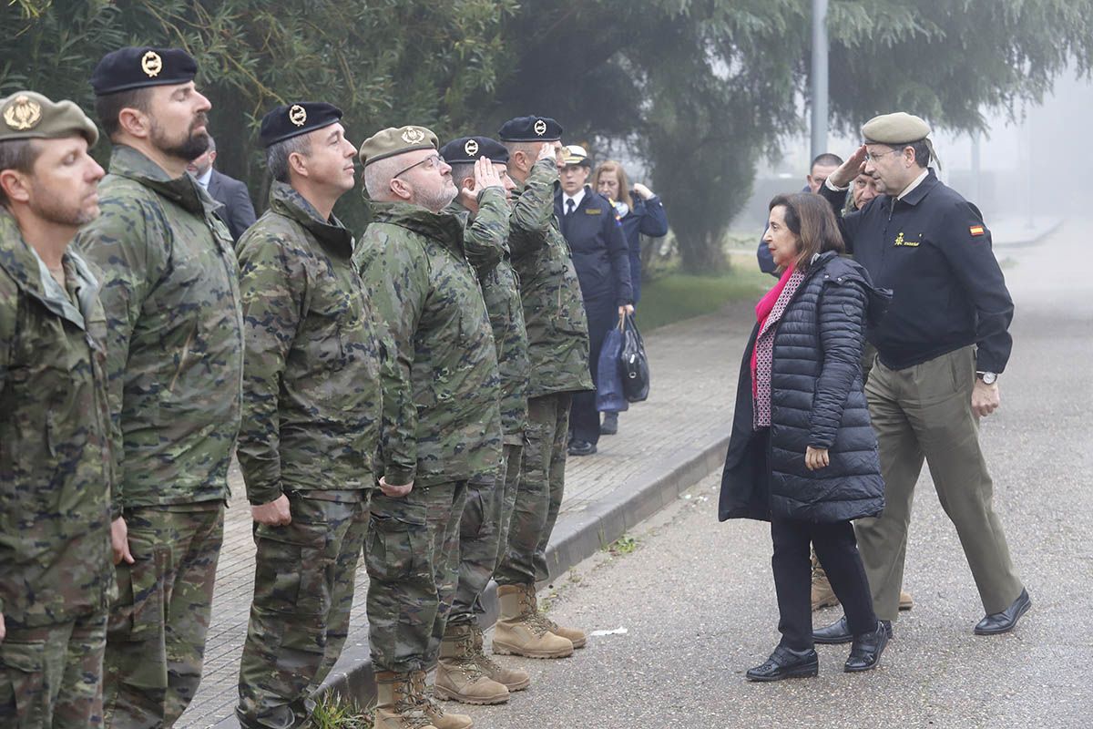 La visita de Margarita Robles a la Brigada X, en imágenes