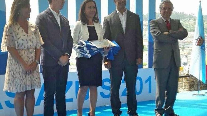 Ramallo recibe las banderas azules del presidente de la Xunta. // S.A.