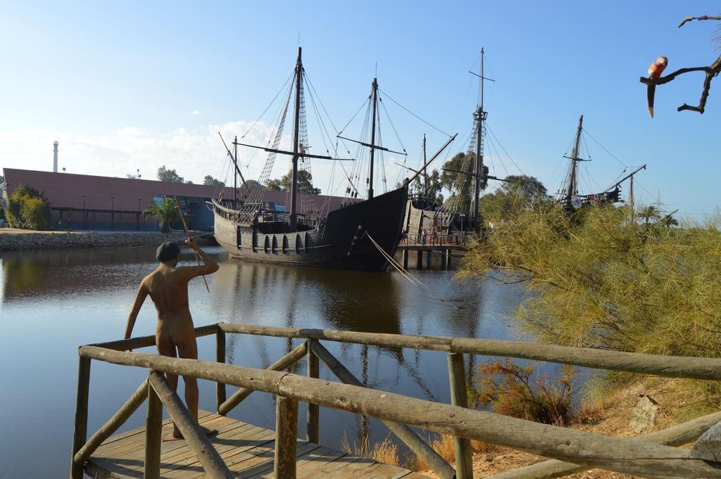 Vista de la representación de las tres carabelas de Cristobal Colón