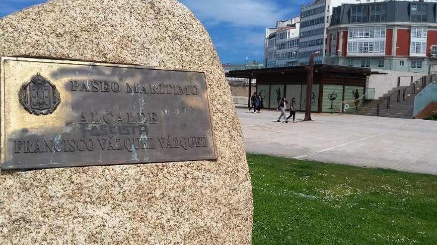 Placa con el nombre de Francisco Vázquez, con la pintada.