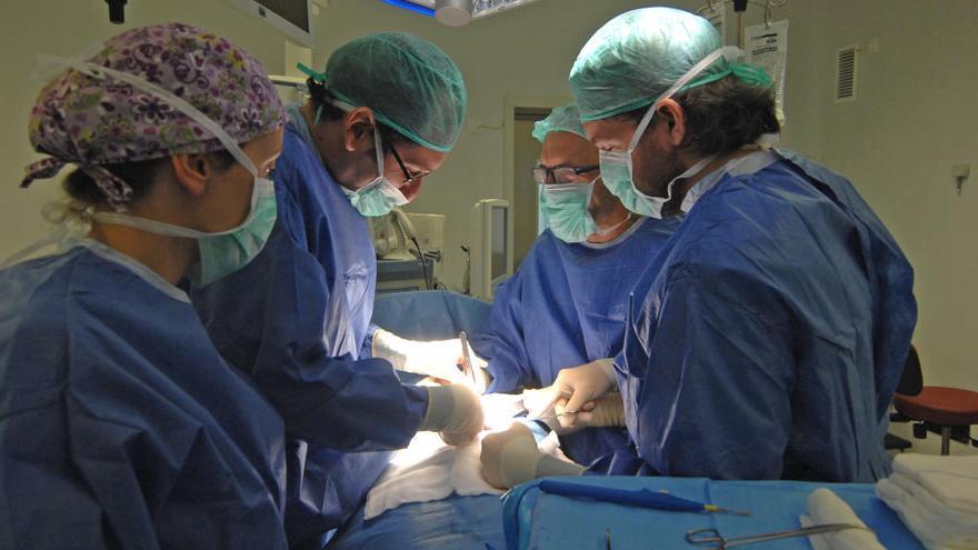 Médicos murcianos operan a un paciente en una imagen de archivo.