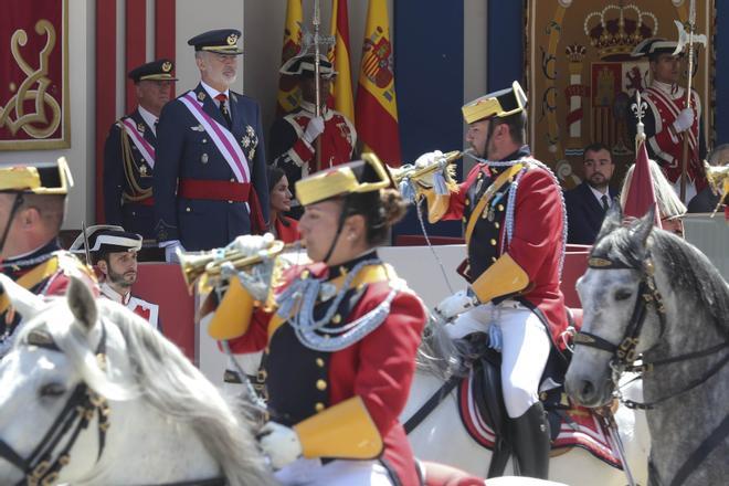 Los Reyes Felipe y Lezia presiden el desfile del Día de las Fuerzas Armadas ante miles de ovetenses