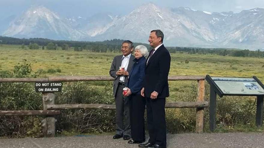 Los presidentes del Banco de Japón, Haruhiko Kuroda (izquierda); de la Reserva Federal, Yanet Yellen, y del Banco Central Europeo, Mario Draghi, ayer en Jackson Hole (Wyoming, EE UU).