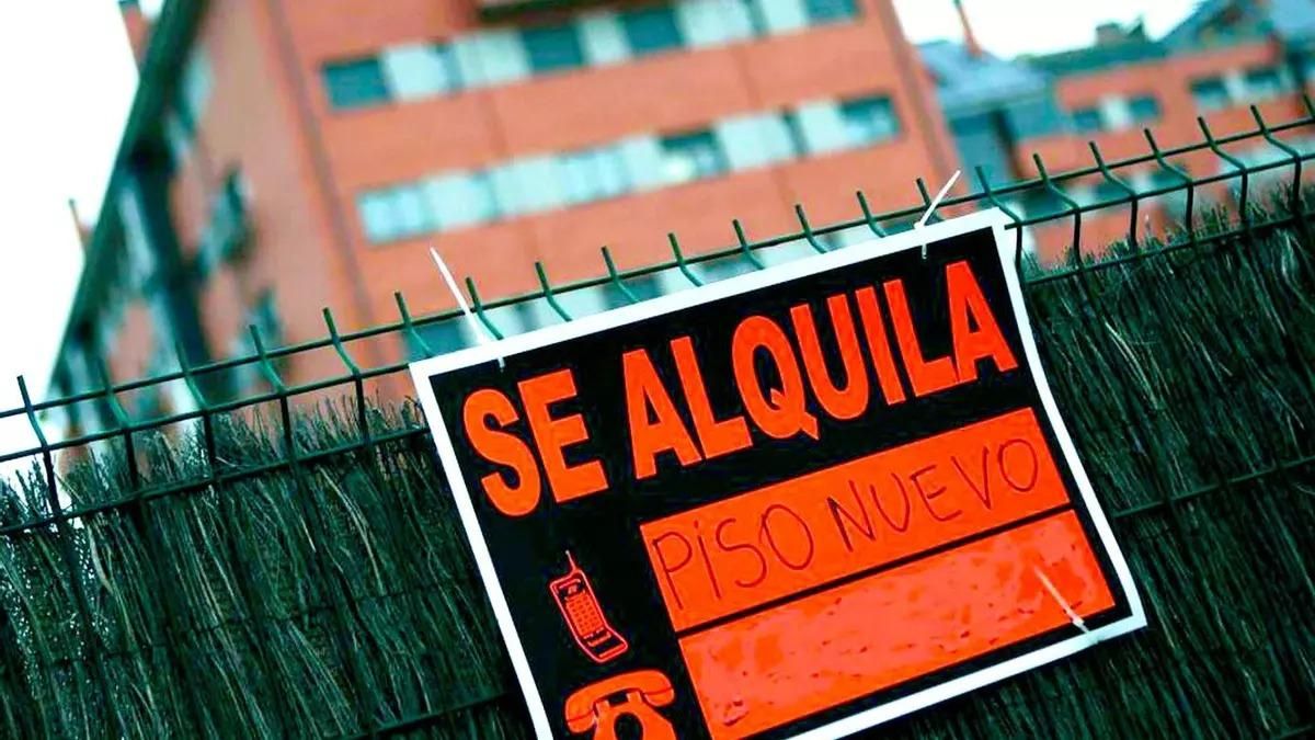 Un cartel anuncia el alquiler de un piso nuevo.