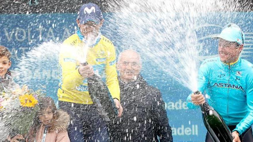 Alejandro Valverde celebra con cava su tercer triunfo global en la Volta a la Comunitat Valenciana.