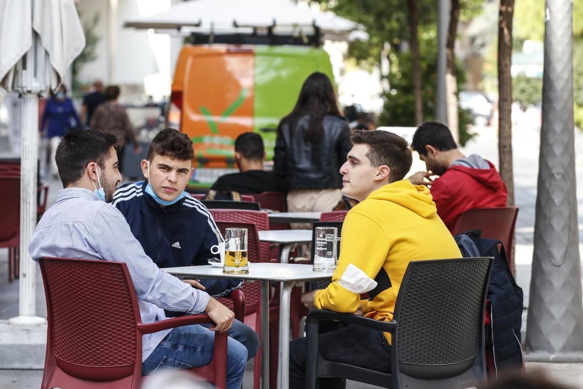 Jóvenes en una terraza de San Pedro de Alcántara (en Cáceres).