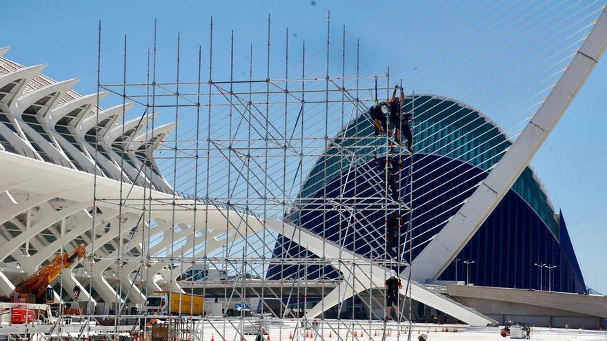 Comienza el montaje del escenario del Festival de les Arts