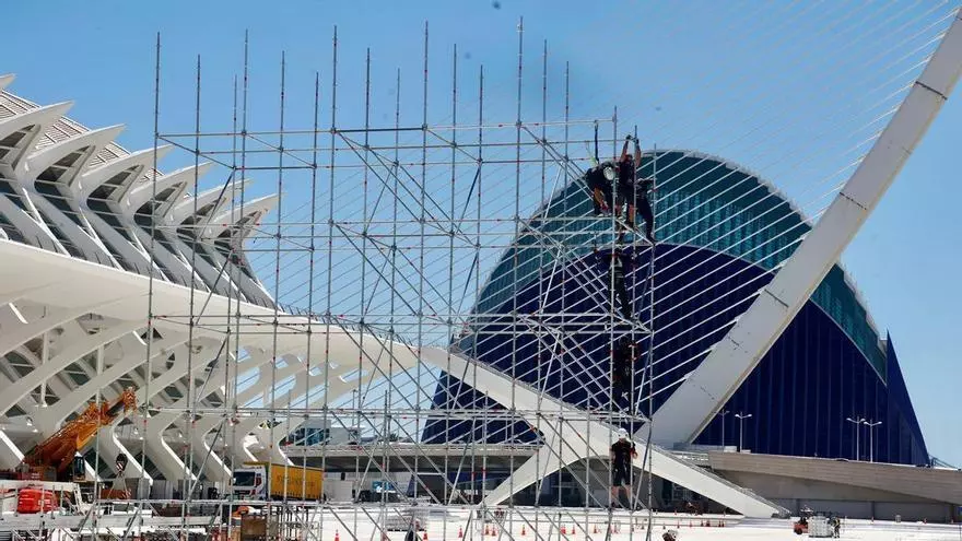 Comienza el montaje del escenario del Festival de les Arts
