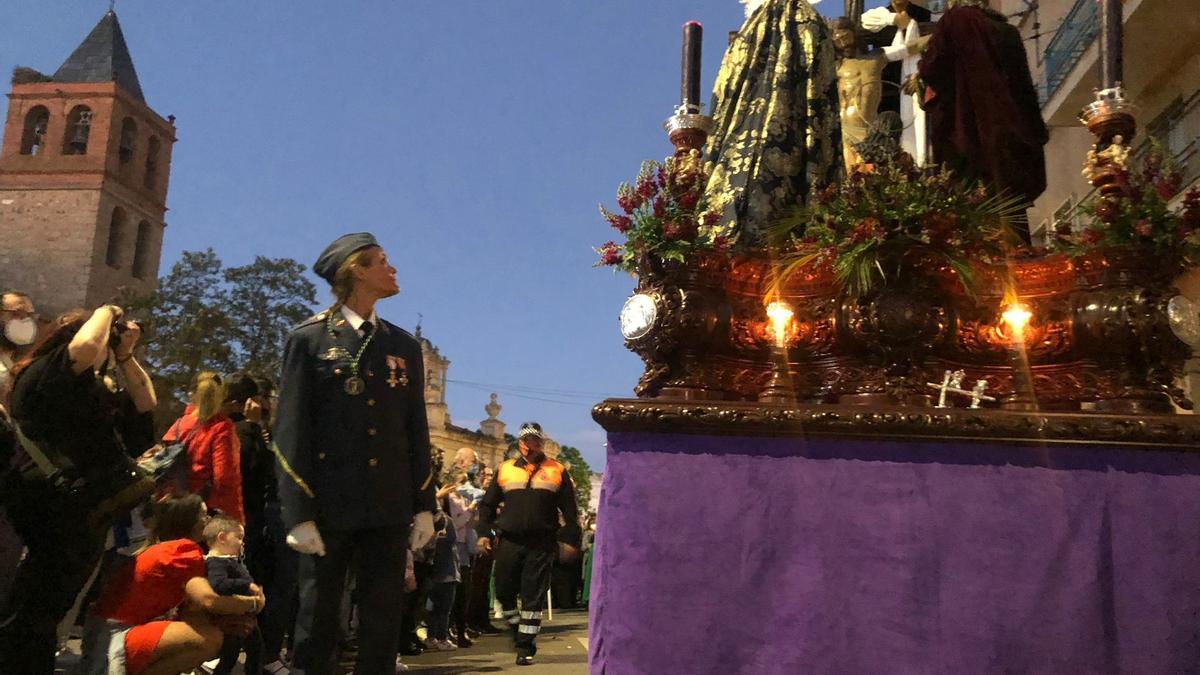 El imponente paso del Descendimiento procesionó con ruedas por la falta de portadores.