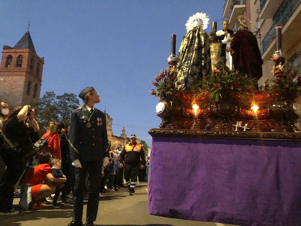 El imponente paso del Descendimiento procesionó con ruedas por la falta de portadores.