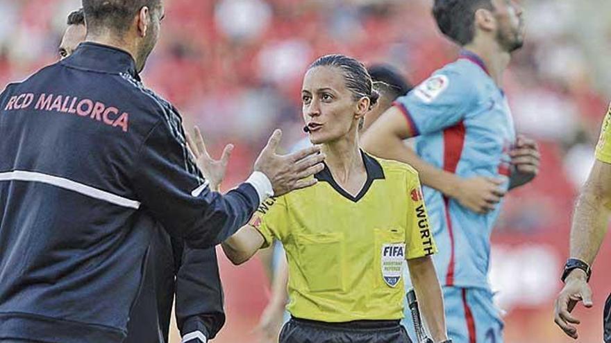 Guadalupe Porras, la primera mujer que actúa en un partido de Primera