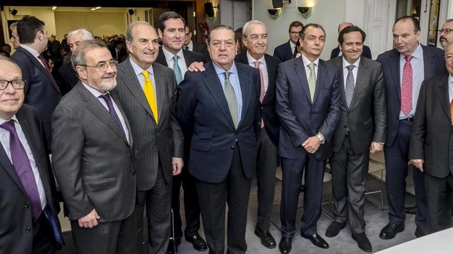 Guillermo Moreno, a la izquierda, en la última asamblea genera de la CEV.