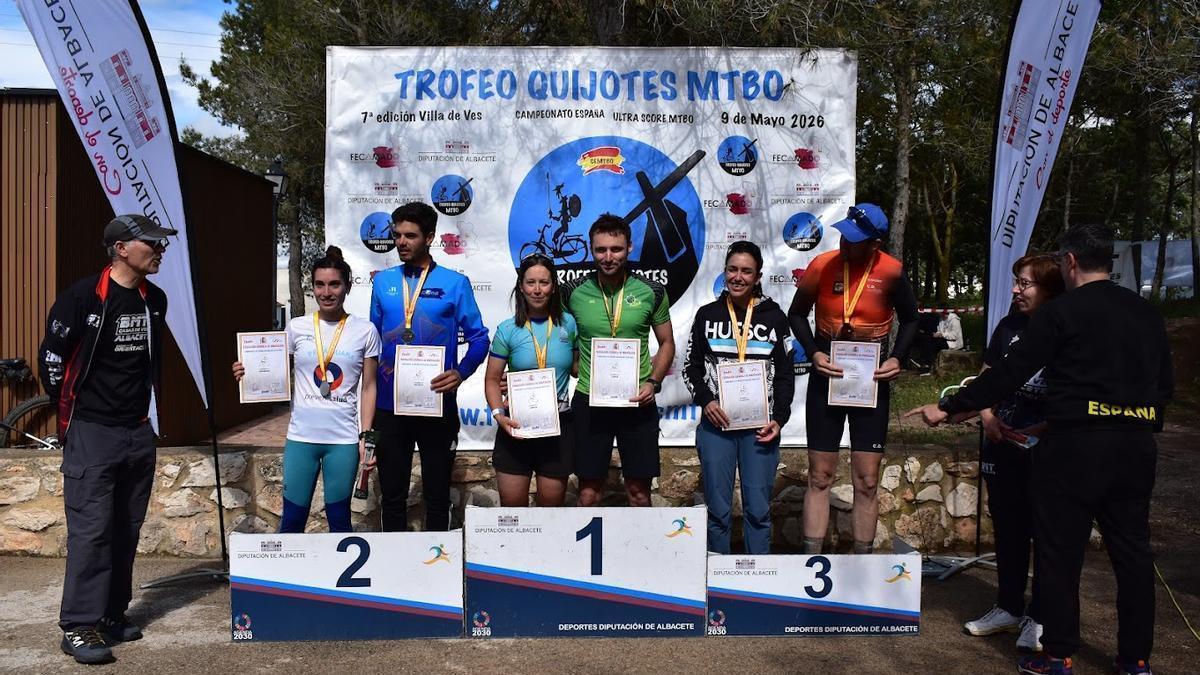Javier González  en el centro, maillot verde , tras alzarse con el titulo de campeon de España.