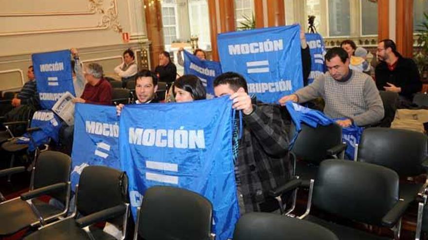 Escolares de Ribadumia fueron testigos de la protesta vecinal en el pleno.