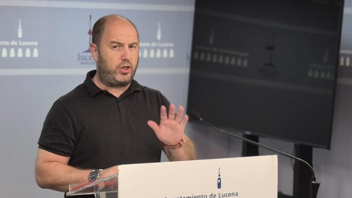 El secretario general del PSOE de Lucena, Jacob Lorenzo, durante la rueda de prensa.
