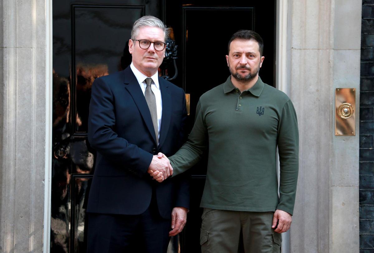 El primer ministro de Reino Unido, Keir Starmer (izquierda), y el presidente de Ucrania, Volodimir Zelenski (derecha).