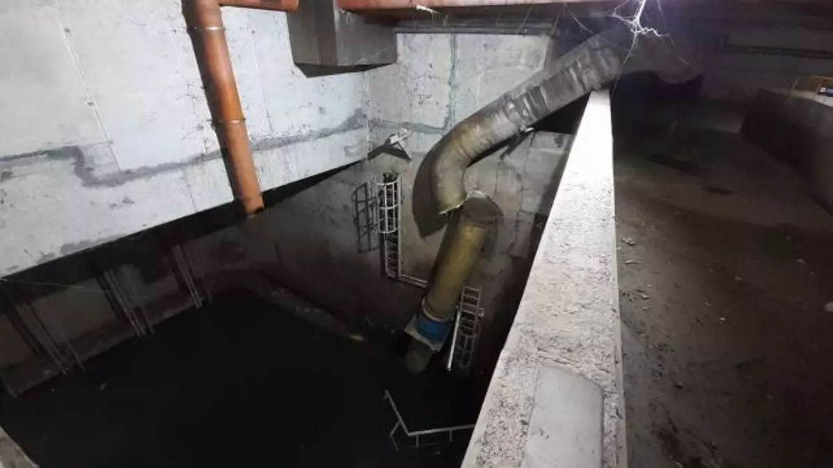 El depósito pluvial de Badalona que ha de evitar vertidos de agua residual al mar lleva un año roto