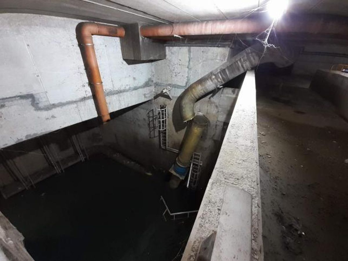 Imagen de la rotura del tubo de impulsión de aguas del depósito pluvial de la Estrella, en Badalona Imagen de la rotura del tubo de impulsión de aguas del depósito pluvial de la Estrella, en Badalona