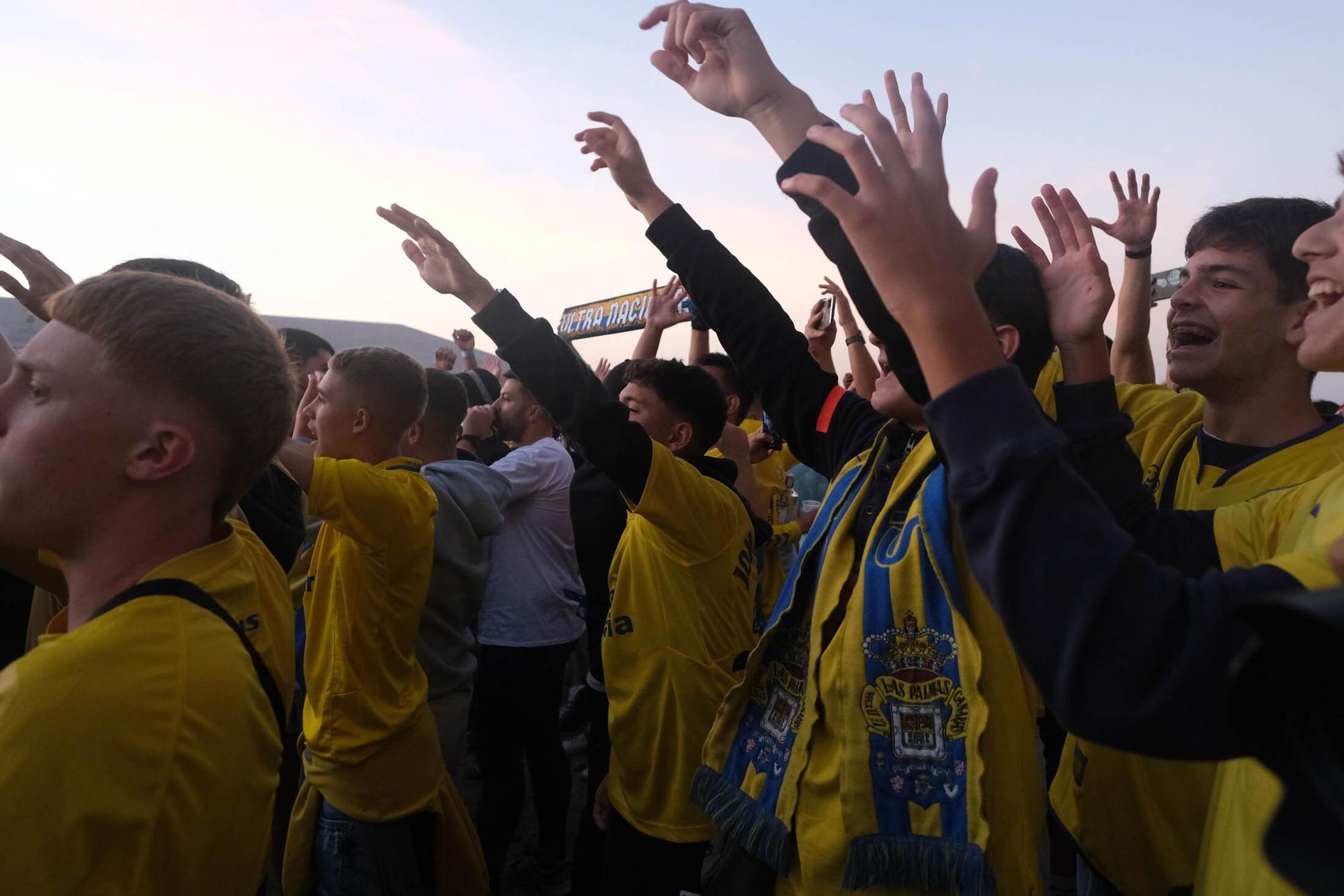 Los aficionados de la UD Las Palmas reciben la guagua con los jugadores antes del derbi