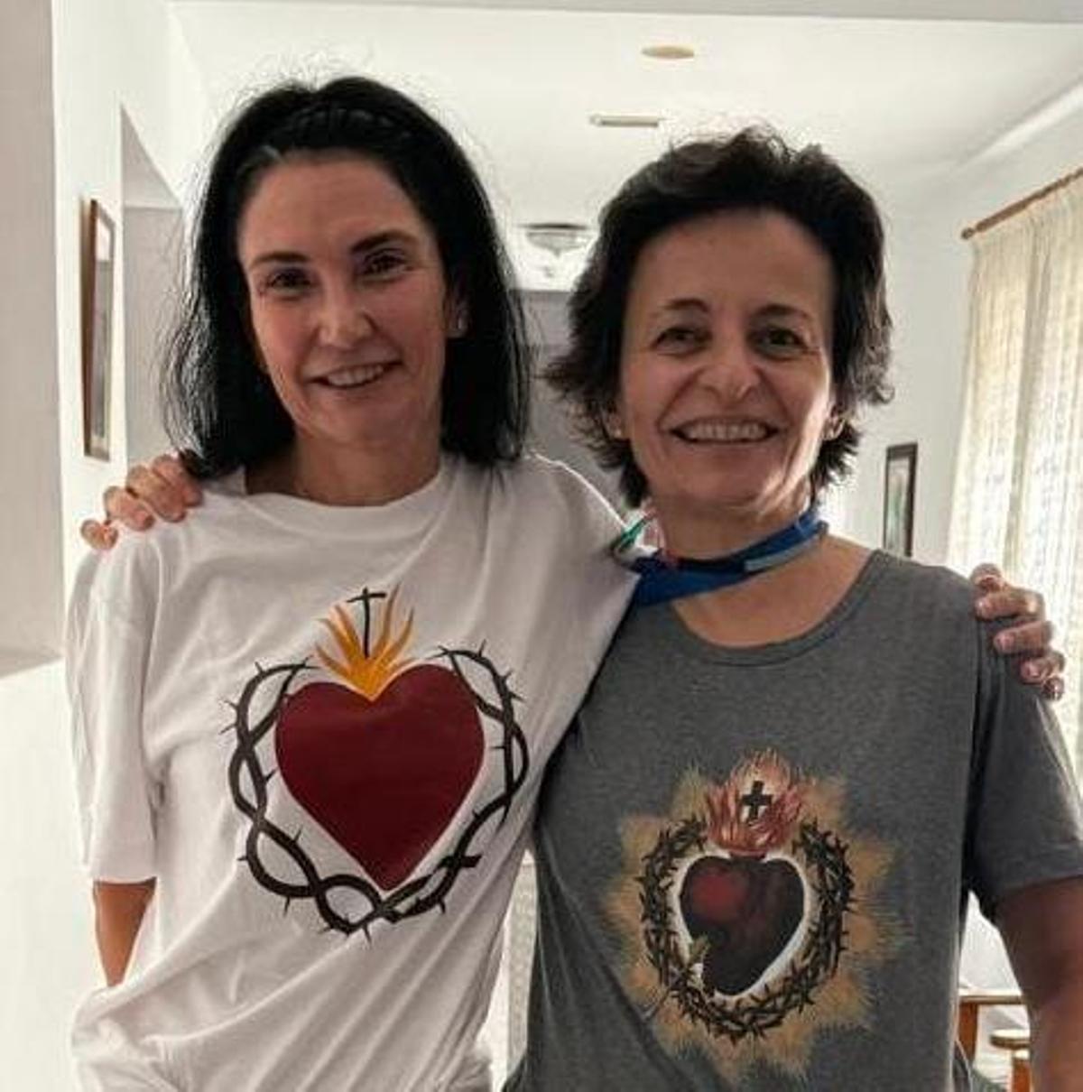 Ana Muro (a la derecha) junto a Beatriz, su ayudante, preparando un retiro religioso.