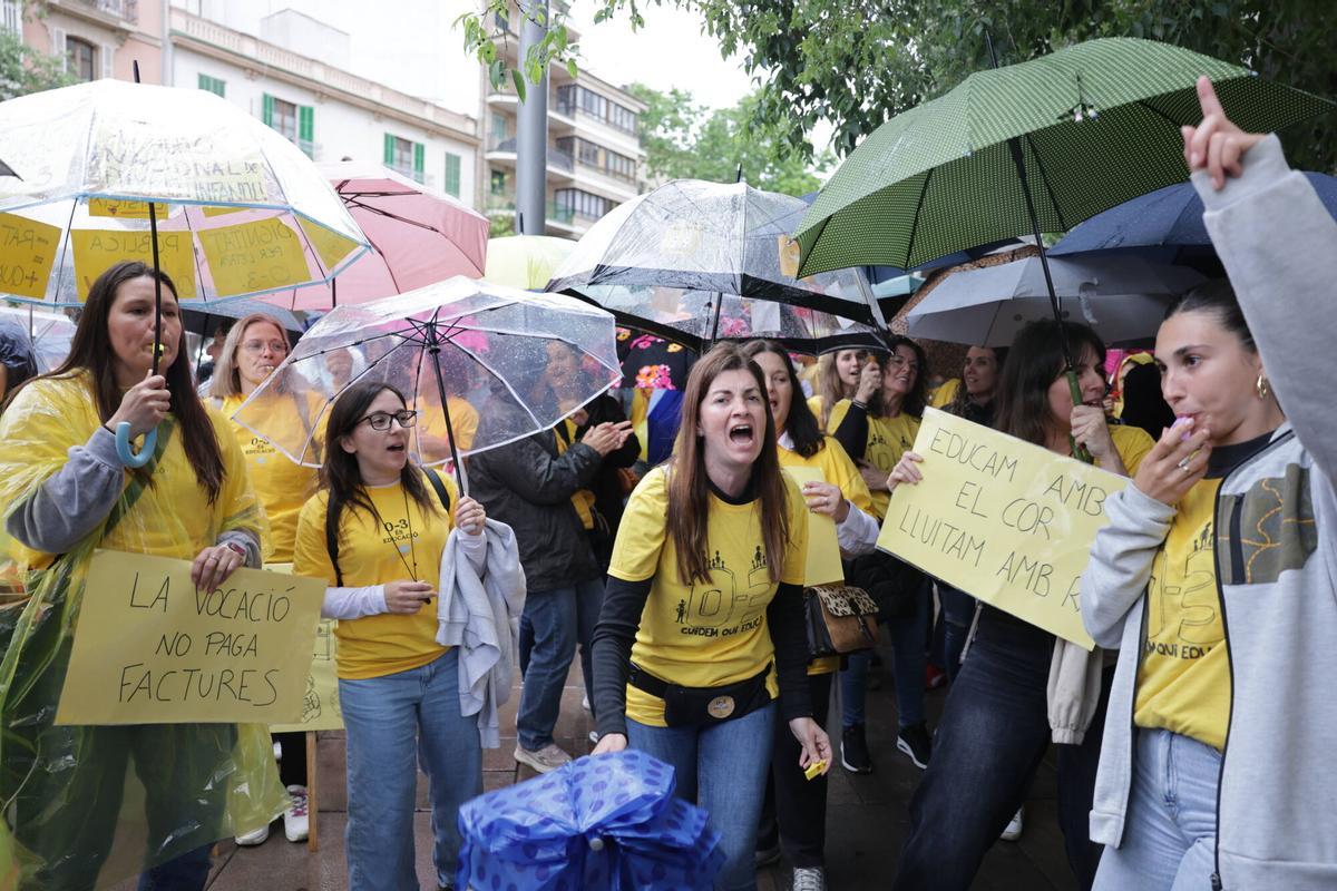 Concentración de las educadoras de las escoletes 0-3 en Palma Concentración de las educadoras de las escoletes 0-3 en Palma