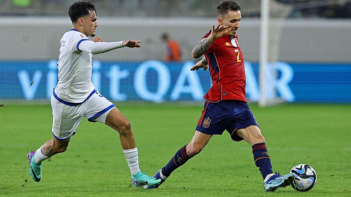 Álex Grimaldo, nacido en València, en un partido con la selección española ante Chipre