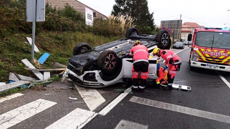 Una mujer herida al volcar su coche en Sanxenxo