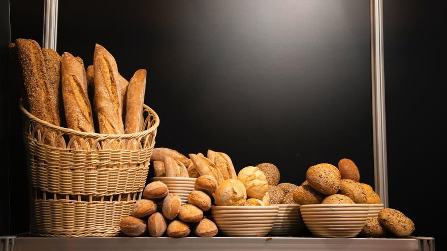 ¿Cómo distinguir el pan artesanal del congelado? La OCU te da la respuesta
