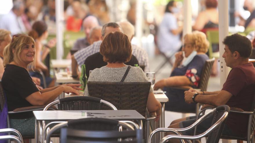 Clients d&#039;una terrassa a la ciutat d&#039;Alacant.