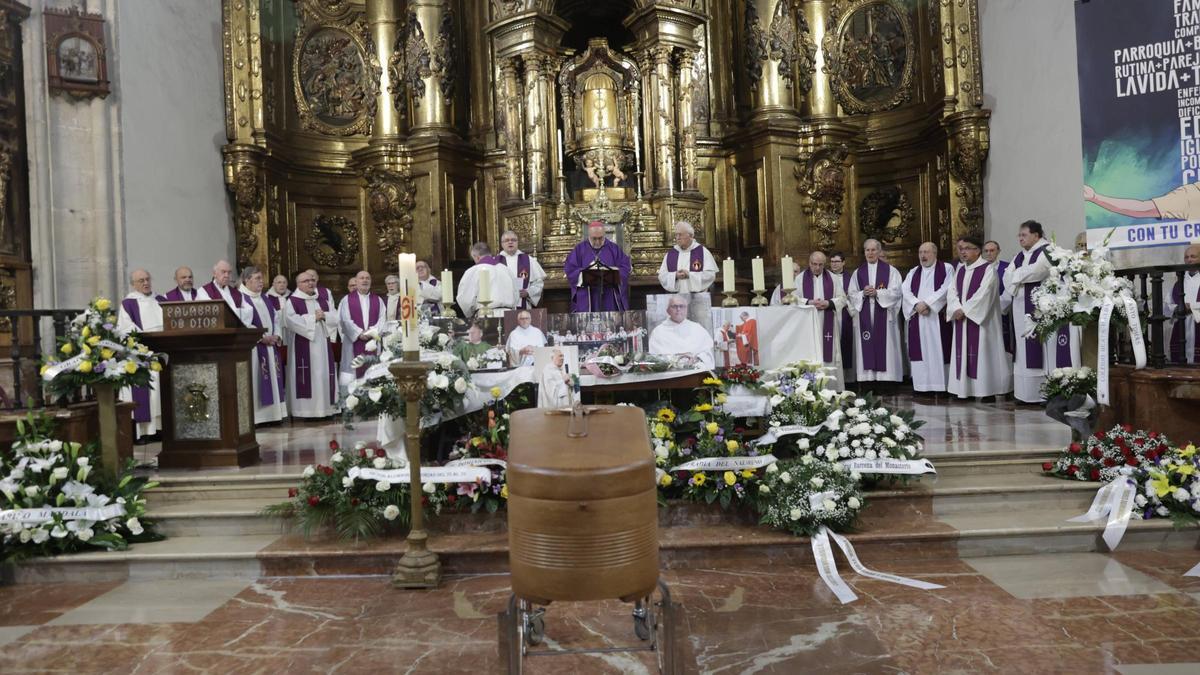 El arzopispo Jesús Sanz Montes, en el centro, preside el funeral acompañado por un grupo de sacerdotes en la iglesia de Santo Domingo.