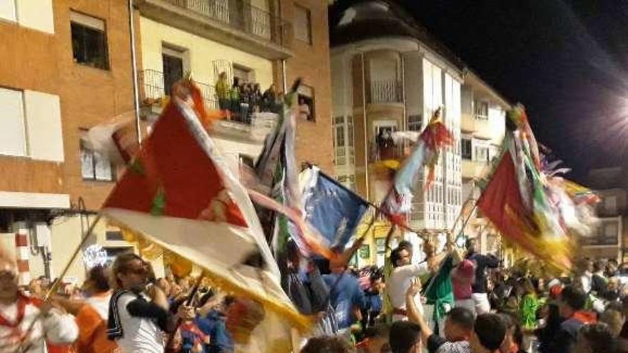 Una despedida de peñas en las Fiestas del Toro.