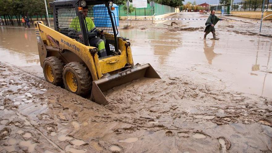 Un bombero de Málaga muere arrastrado por el agua durante el temporal de lluvia