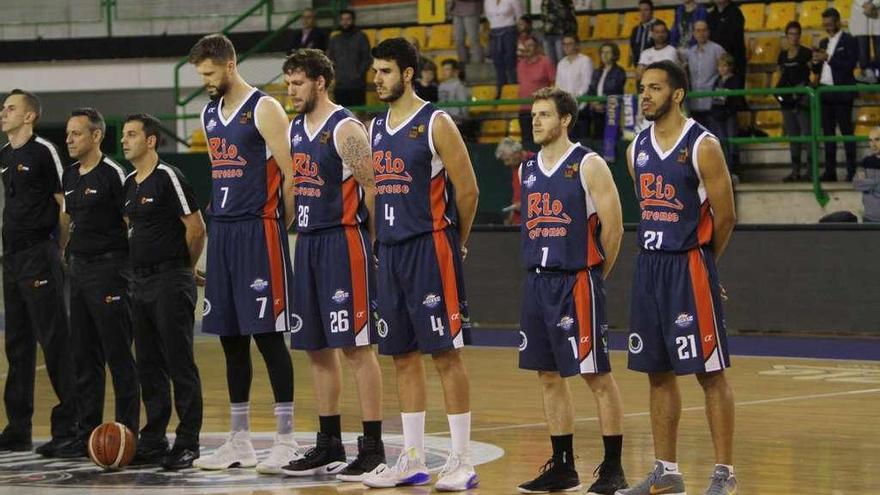 Los jugadores del Río Ourense Termal, antes del comienzo de un partido en el Paco Paz. // Iñaki Osorio