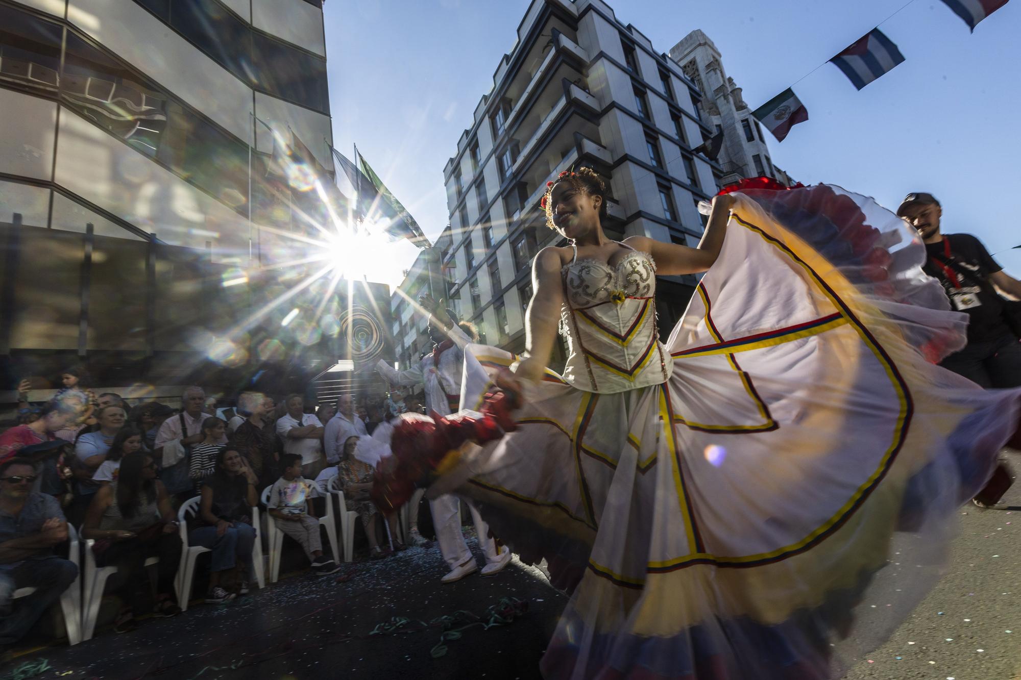 En Imágenes: El Desfile del Día de América llena las calles de Oviedo en una tarde veraniega