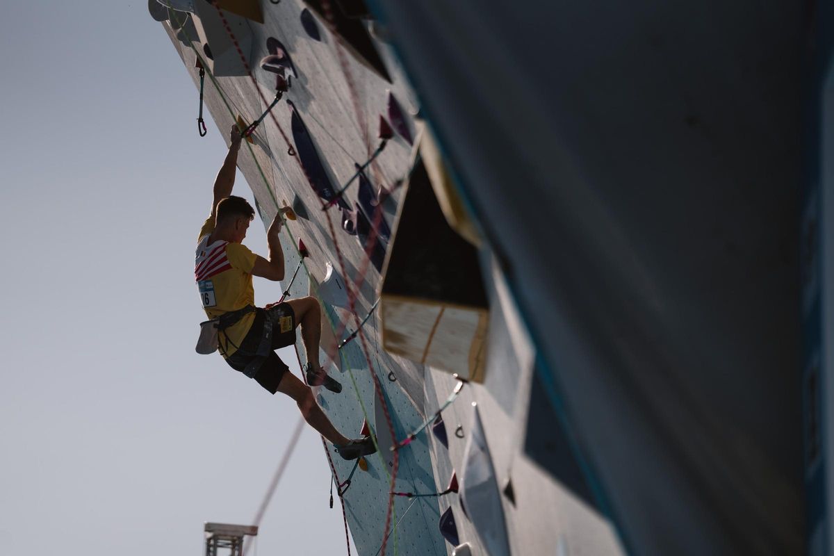 Un escalador en el rocódromo central de la Copa del Mundo de escalada en Madrid