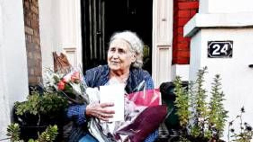 La prosa valiente de Doris Lessing conquista el Nobel de Literatura