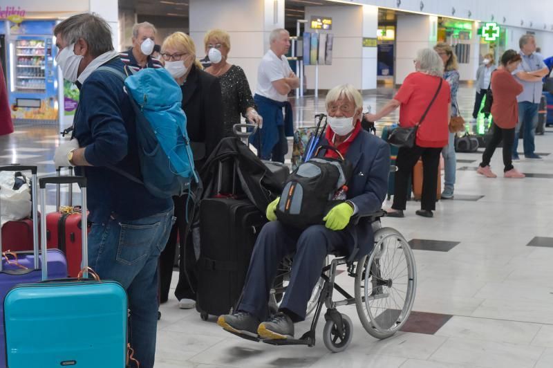 28-03-2020 TELDE. Colas de extrajeros que regresan a su pais, en el aeropuerto de Gran Canaria. Fotógrafo: Andrés Cruz  | 28/03/2020 | Fotógrafo: Andrés Cruz