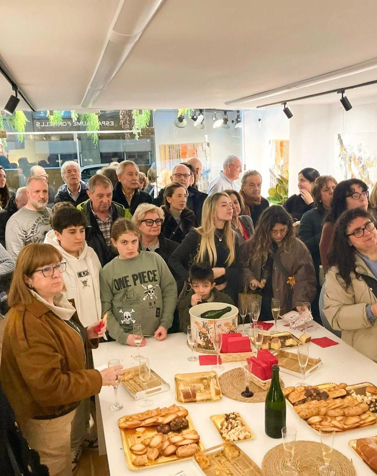 Públic assistent a la inauguració del nou local D'Art