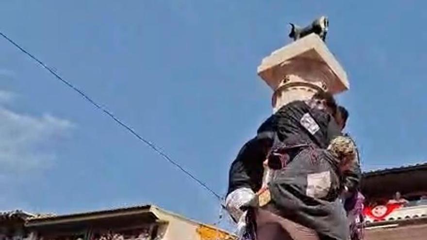 La emoción se desborda en Teruel con la puesta del pañuelo al Torico de Pilar y Javier