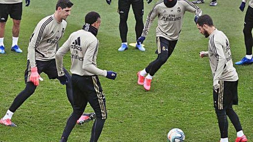 Los jugadores del Real Madrid se ejercitan en la última sesión de entrenamiento antes del partido.