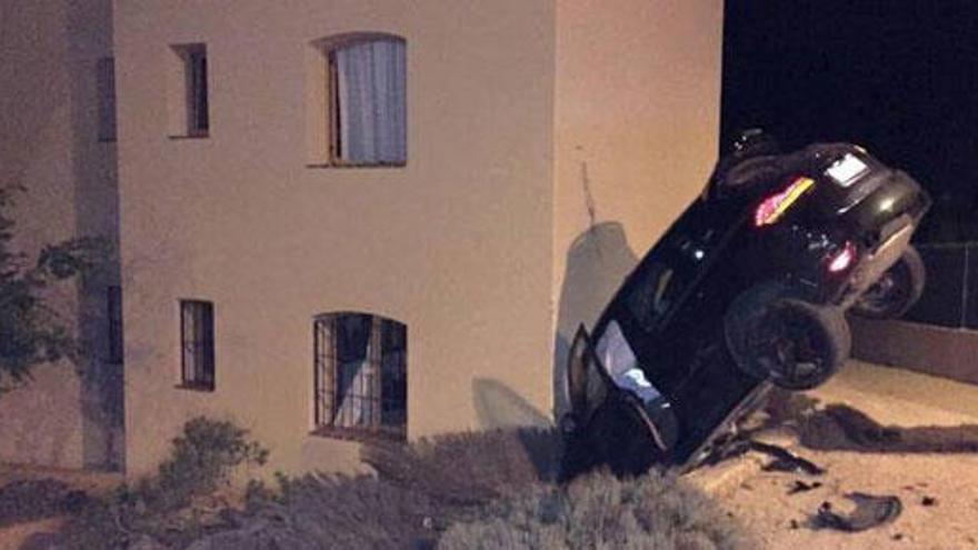 Un conductor ebrio se estrella contra una casa en Ibiza