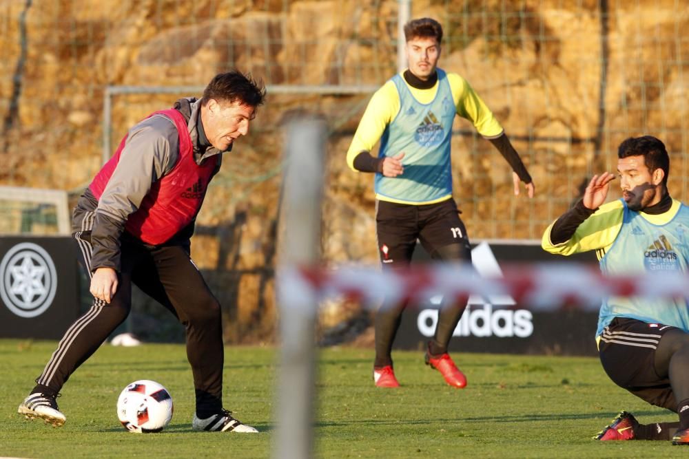 Eduardo Berizzo trabaja con el equipo a contrarreloj para preparar el encuentro de Copa ante el Valencia