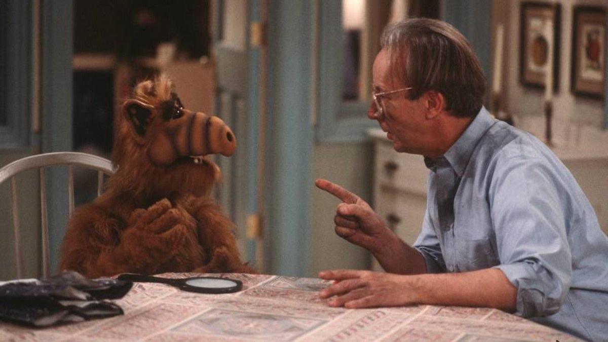 Max Wright, junto al personaje de Alf