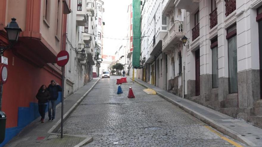 Dos peatones bajan por la calle Nuestra Señora del Rosario.