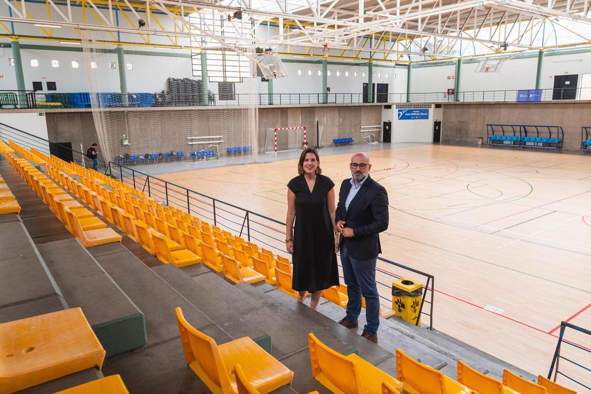 La concejala de Deportes, Carla Campoamor, y el consejero de Deportes del Cabildo, Aridany Romero, en las gradas del Juan Beltrán.JPEG