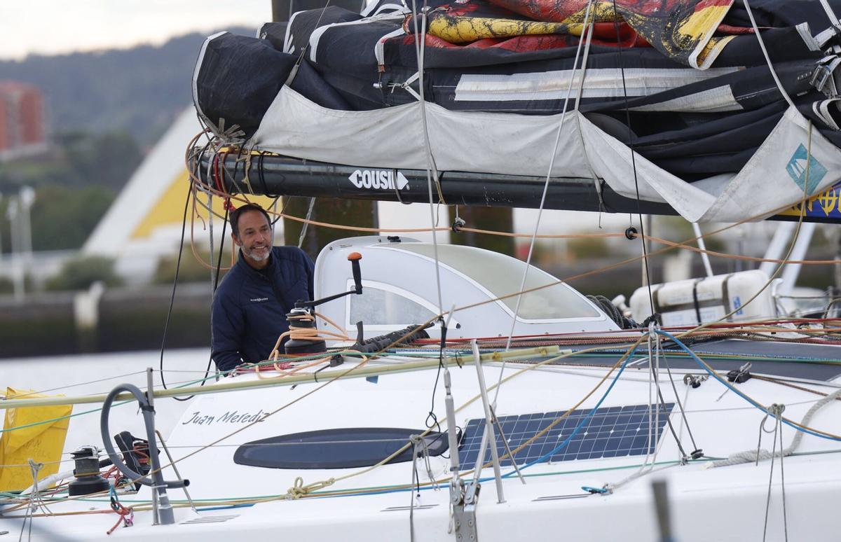 EN IMÁGENES: Así fue la llegada de Juan Merediz al puerto deportivo de Avilés tras batir el récord de la Ruta del Descubrimiento