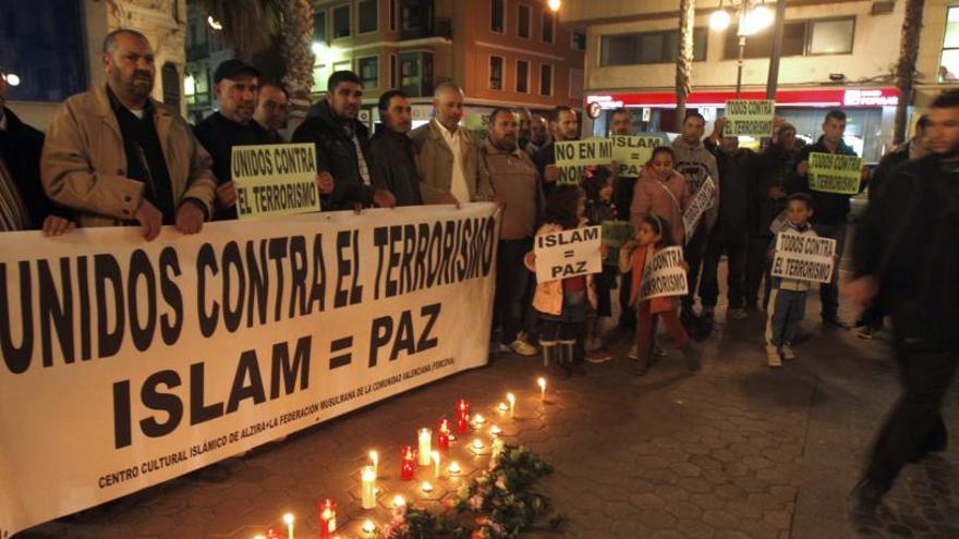 Concentración en València de condena de los atentados cometidos por extremistas en París.