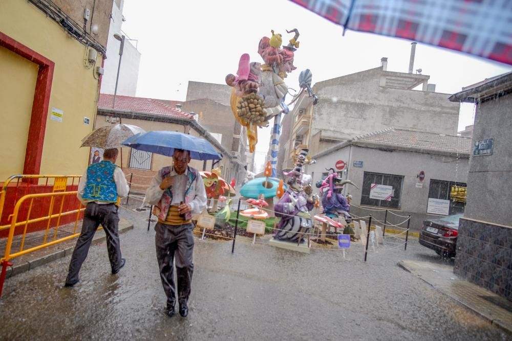 Las Fallas rinden homenaje a los Patronos con flores pese a la lluvia.